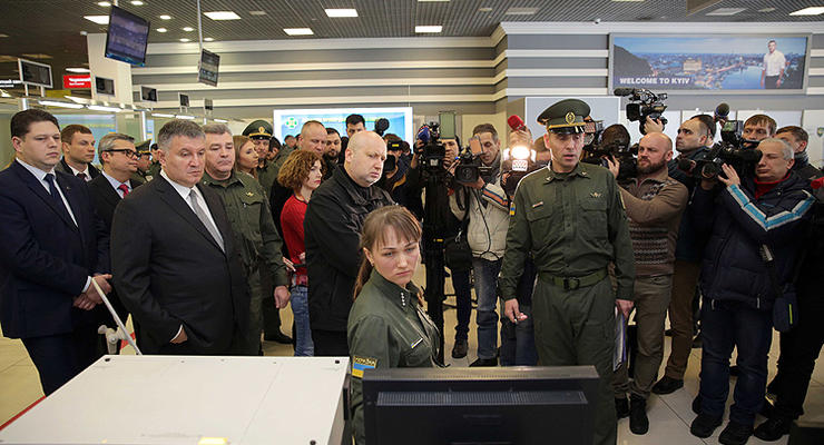 Турчинову и Авакову показали, как с 1 января будут проверять иностранцев