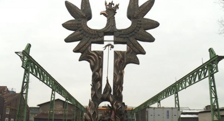 Украинские политики возмущены польским памятником с ребенком на вилах