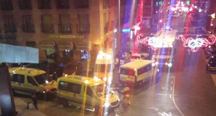 В Испании пассажирский поезд врезался в заграждение: десятки пострадавших