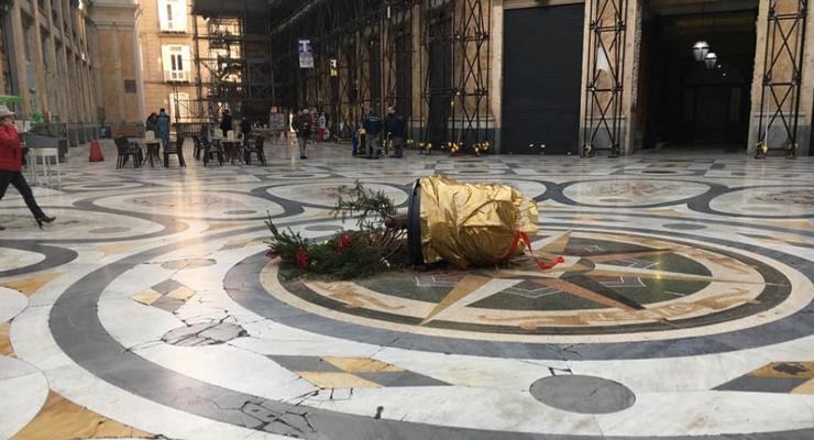 В Италии украли новогоднюю елку из торгового центра