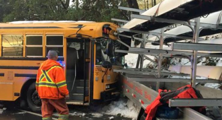 В Канаде грузовик столкнулся со школьным автобусом