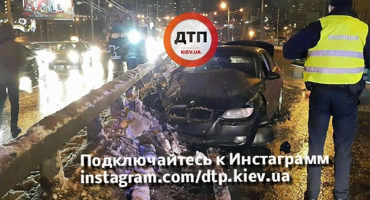 В Киеве BMW въехала в отбойник и пролетела в воздухе, из авто выпал пассажир