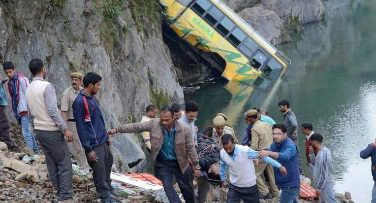 В Индии автобус упал в реку: погибли 32 человека