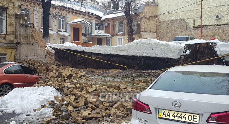 В центре Киева обвалилась стена между домами