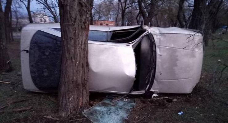 В Николаеве водитель, пытаясь скрыться от полиции, врезался в дерево и погиб