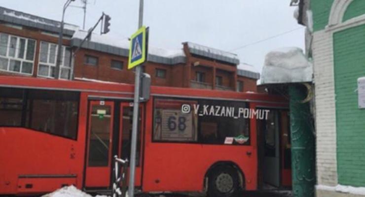 В Казани автобус врезался в мечеть