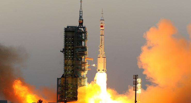 Китай запустил в космос три спутника