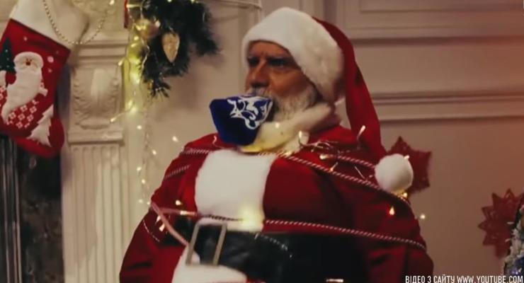 В Russia Today сняли видео, как Дед Мороз взял в заложники Санта Клауса