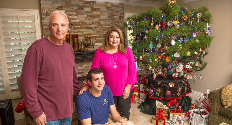 Семья из США 34 года подряд наряжает одну и ту же елку, спиливая верхушку