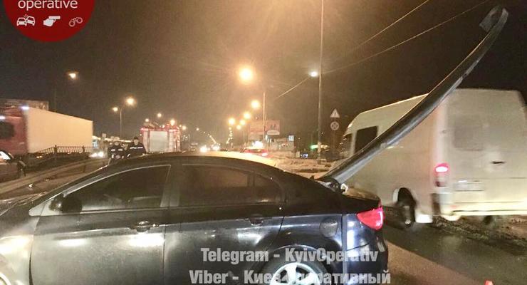 ДТП в Киеве: отбойник насквозь прошил автомобиль