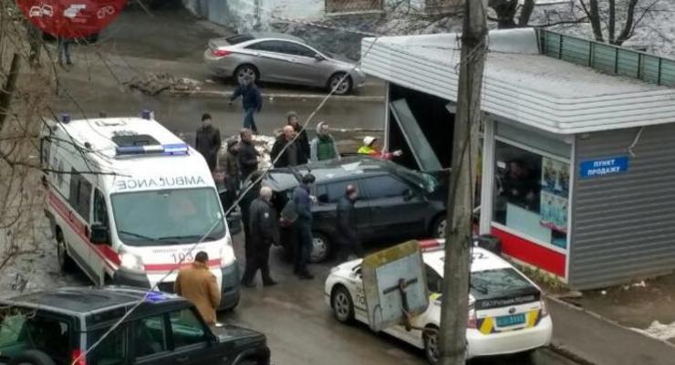 В Киеве пьяный водитель протаранил киоск, сбил ребенка