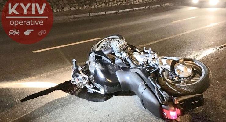 В Киеве мотоцикл пытался проскочить между авто, есть пострадавшие