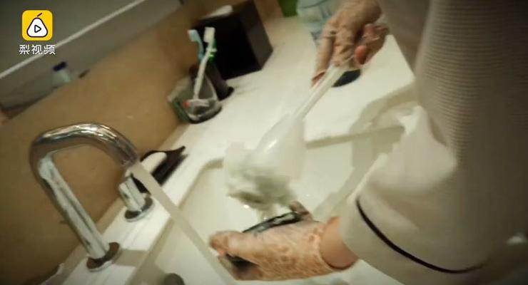 В пятизвездочных отелях посуду мыли ершиками для унитазов