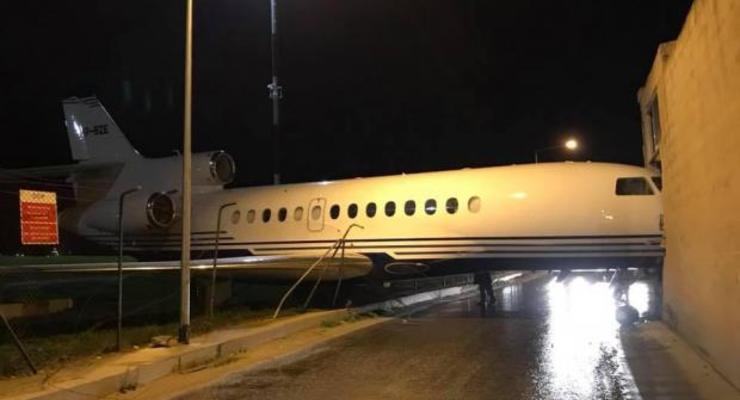 На Мальте самолет врезался в офисное здание