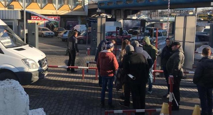 В Днепре бойцы АТО заблокировали автовокзал