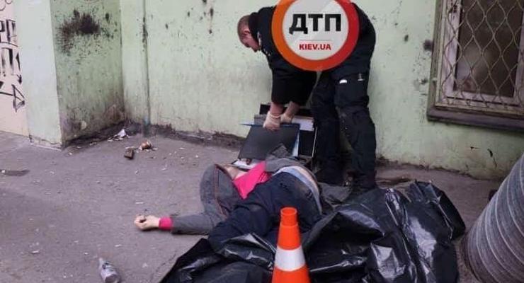 В Киеве во дворе жилого дома найден труп мужчины