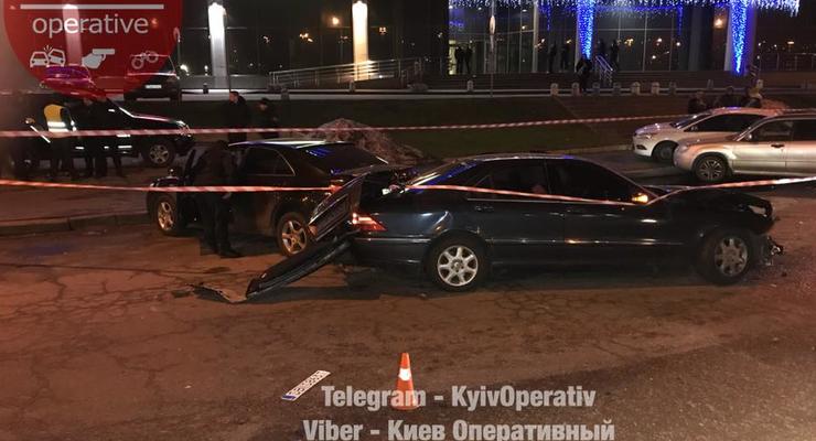 В Киеве водитель Mercedes, убегая от полиции, протаранил пять авто