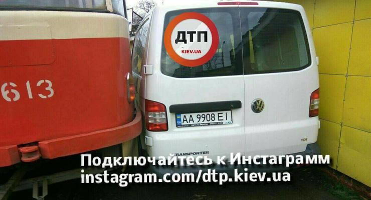 В Киеве припаркованное авто заблокировало движение трамваев
