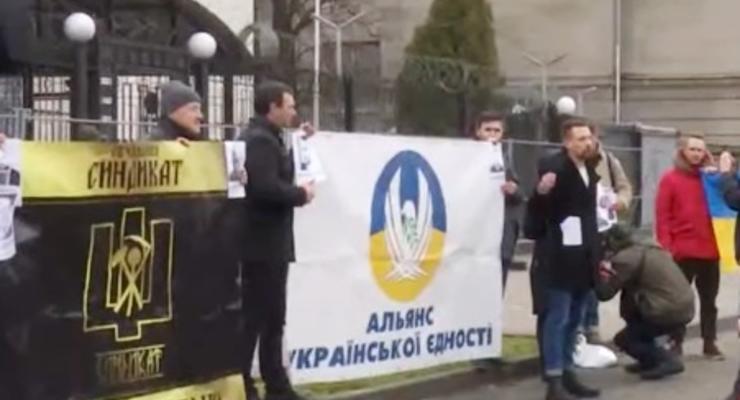 Возле посольства РФ в Киеве прошел флешмоб