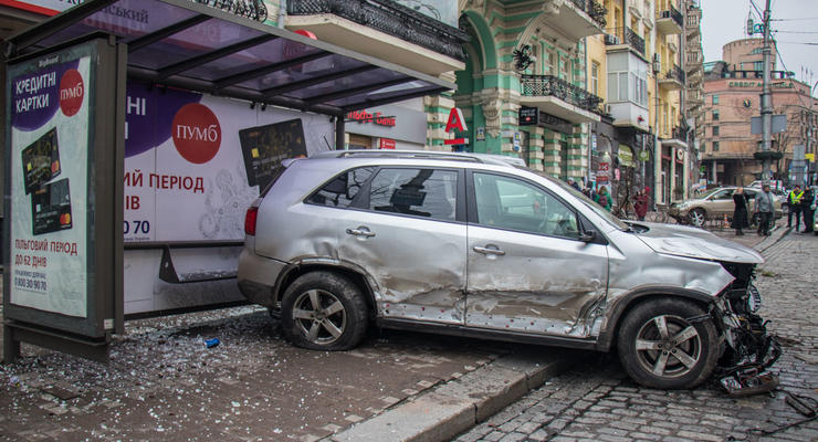 В центре Киева пьяный водитель разбил несколько авто и остановку
