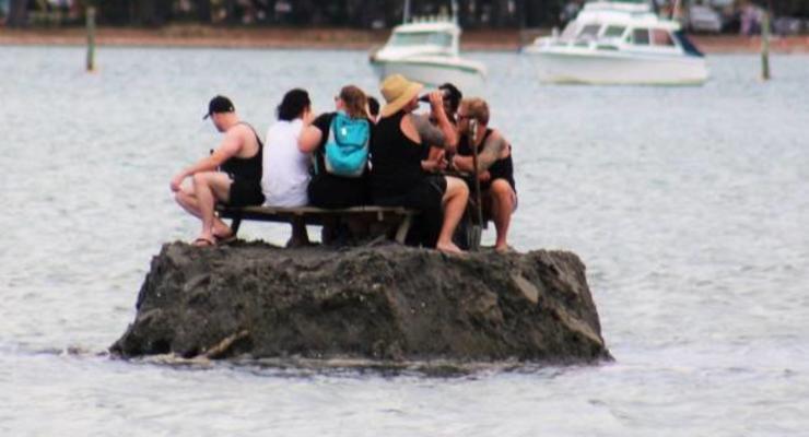 Жители Новой Зеландии построили свой остров из-за запрета пить