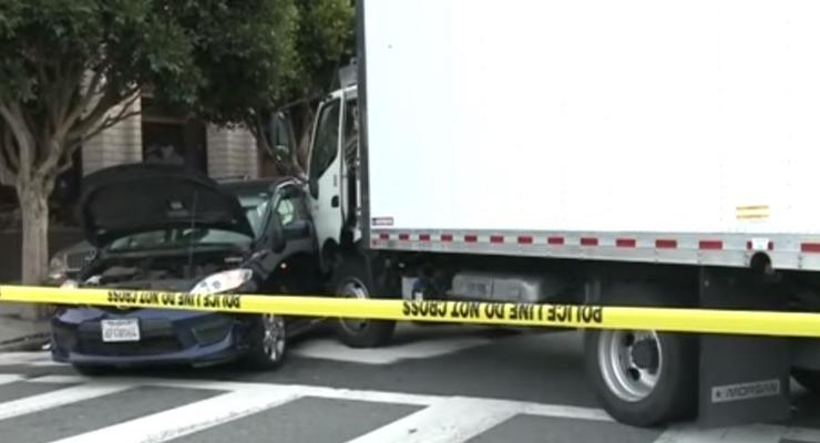 В Сан-Франциско грузовик сбил пешеходов и протаранил легковое авто