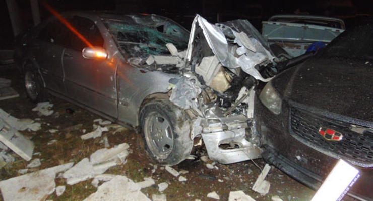 В Ровно иномарка повредила 25 автомобилей, пробив бетонный забор