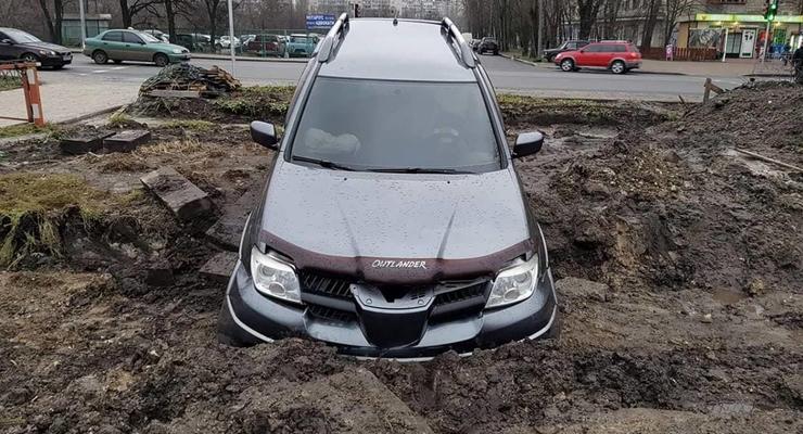 На Русановке в Киеве "угнанный" Mitsubishi зарылся в клумбу
