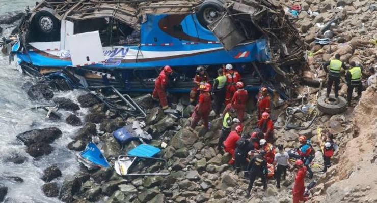 Автобус рухнул в пропасть в Перу: погибли более 20 человек