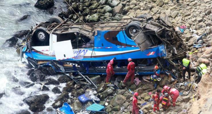 Жертвами падения автобуса в пропасть в Перу стали 36 человек
