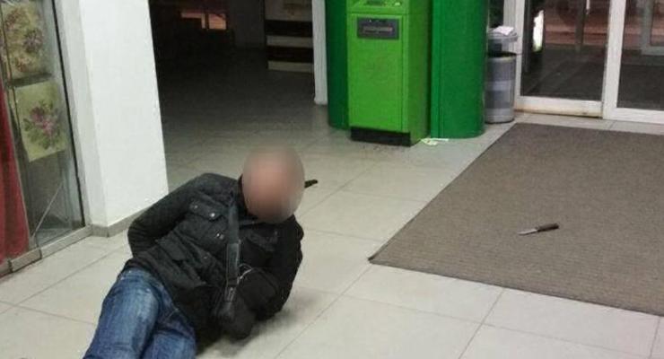 В Днепре пьяный мужчина напал с ножом на банкомат