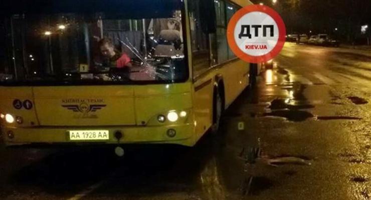 В Киеве на Лесном проспекте автобус сбил женщину