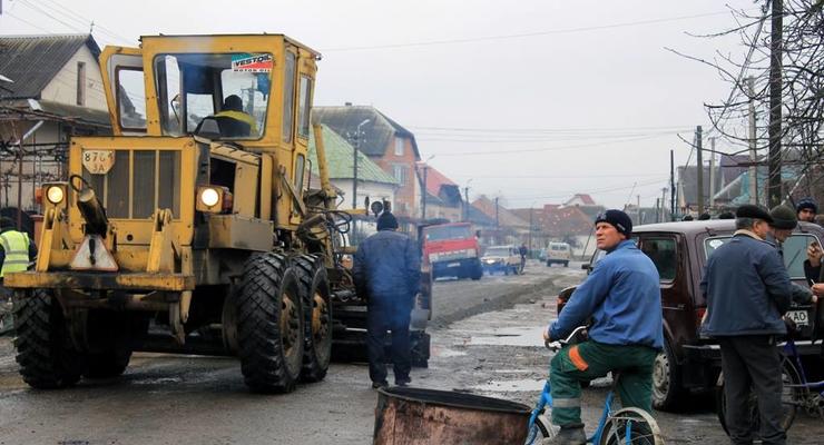 На Закарпатье после митингов начался ремонт дорог