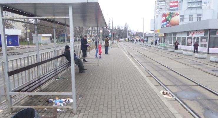 В Киеве на остановке избили парня, он в реанимации