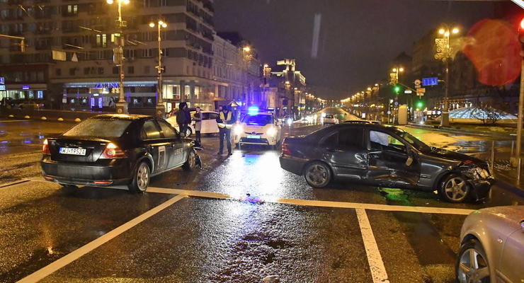 В Киеве на Бессарабке Mercedes спровоцировал тройную аварию
