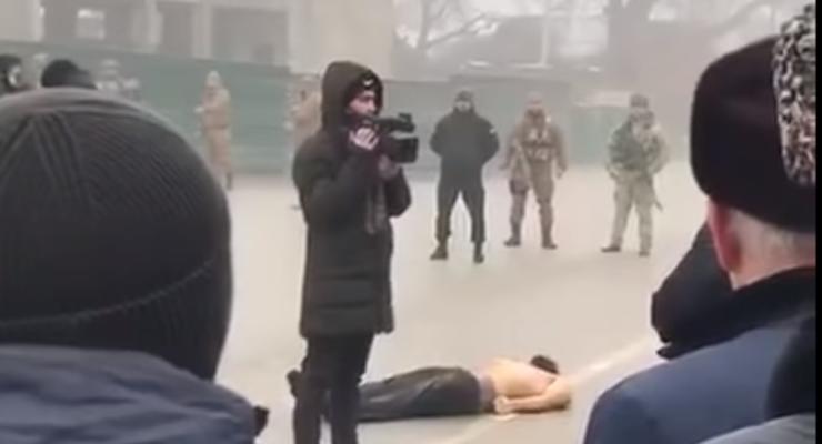 В Чечне труп убийцы полицейского выкинули на площади в селе