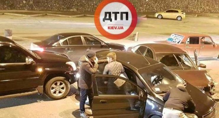 В Киеве водитель Audi не вошел в поворот и разбил два авто