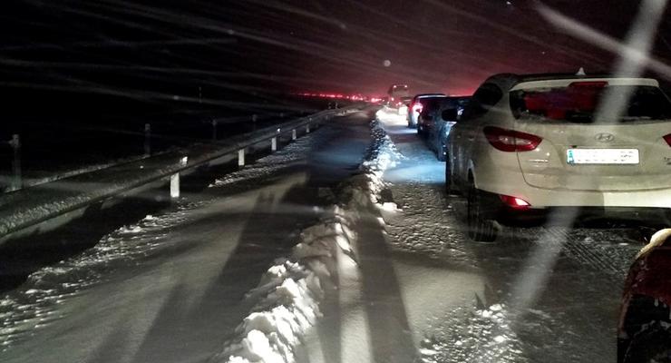 Снегопады заблокировали тысячи авто на дорогах Испании