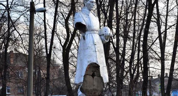 В Гайвороне разрушили памятник солдатам Второй мировой войны