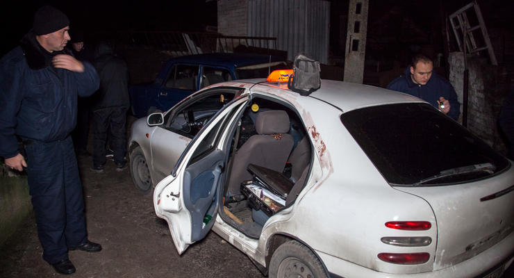 В Днепре пассажир угнал такси, ранив ножом водителя