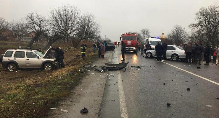 Под Львовом столкнулись BMW и Land Rover: 7 пострадавших