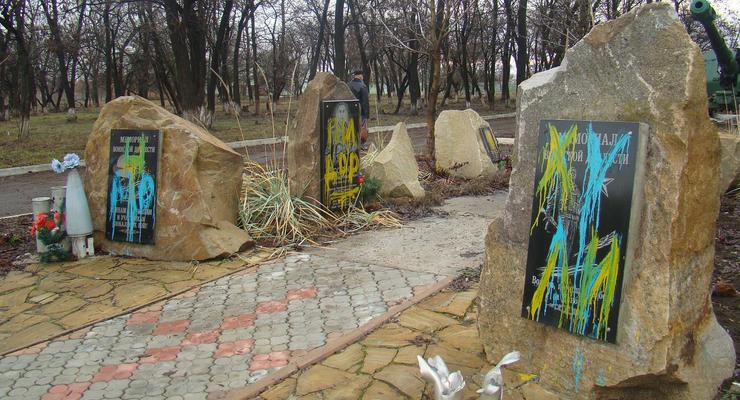В Перевальске облили краской мемориал сепаратистам