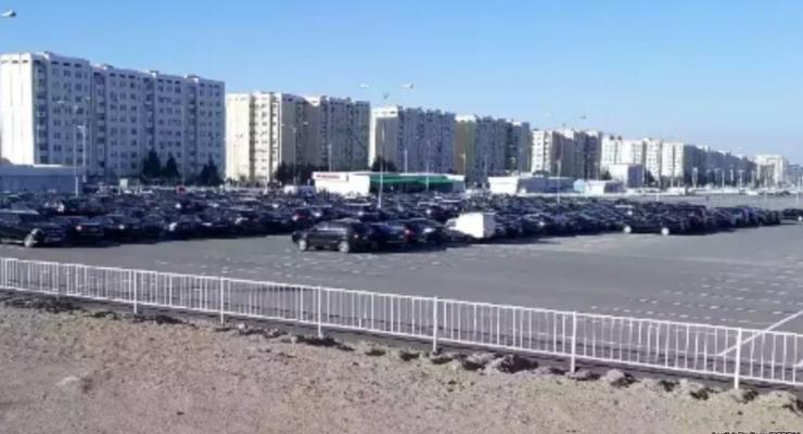В Туркмении преследуют водителей черных авто - СМИ