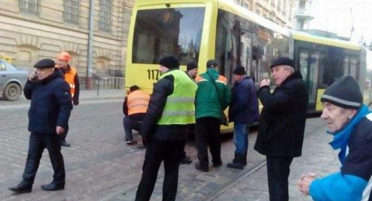 Во Львове сошел с рельсов самый длинный трамвай