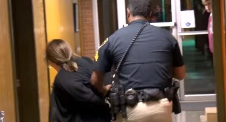 В США арестовали учителя после жалобы на зарплату