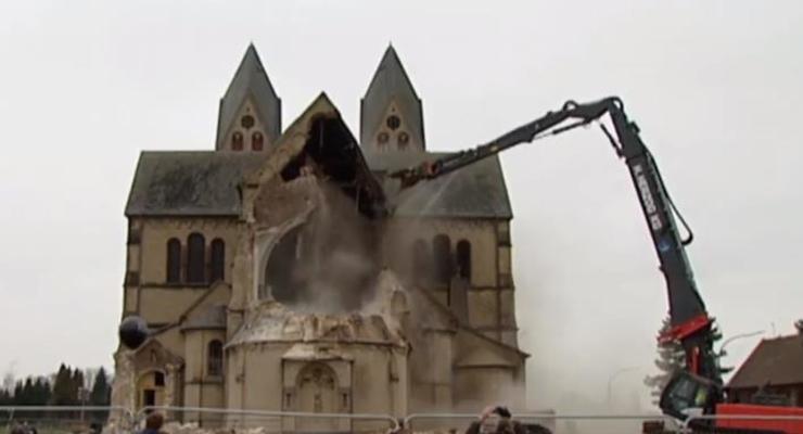 В Германии ради добычи угля разрушили собор и сносят поселок
