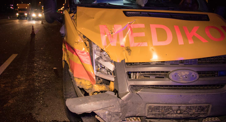 В Киеве скорая протаранила автомобиль: пять пострадавших