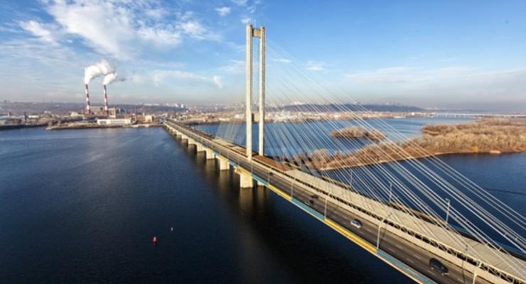 В Киеве частично ограничат движение на трех мостах