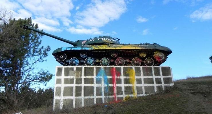 В Молдове неизвестные вылили 8 кг краски на советский танк