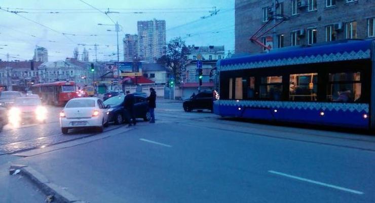 ДТП в Киеве парализовало движение трамвайных маршрутов